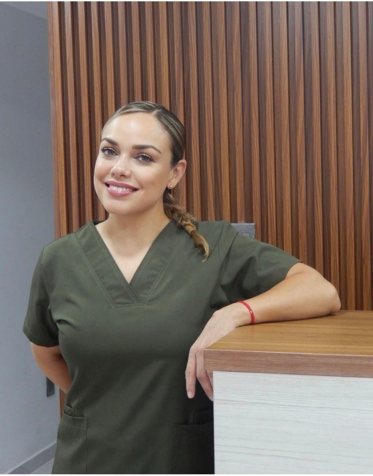 Retrato de Edith Amador, podóloga, en su consultorio