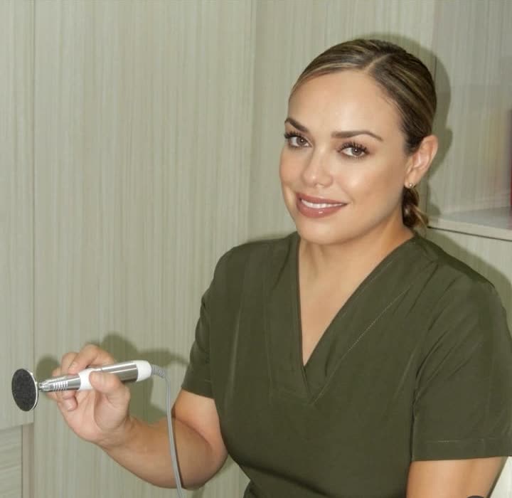 Edith Amador con uniforme clínico e instrumental podológico