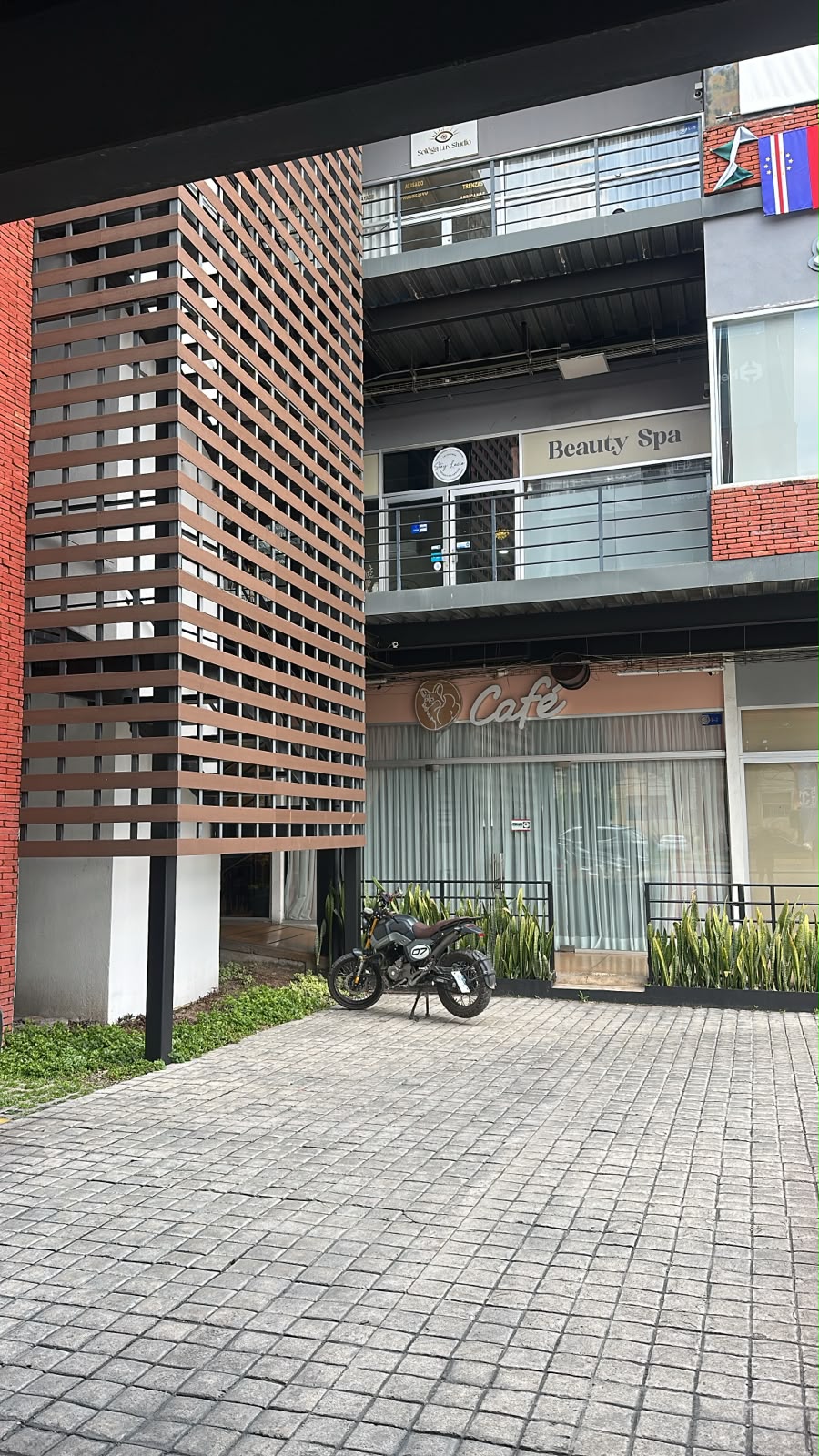 Acceso interior de la plaza hacia la segunda planta del consultorio