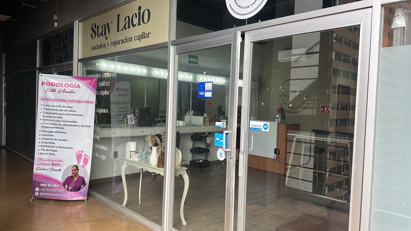 Entrada del consultorio de podología de Edith Amador en la segunda planta