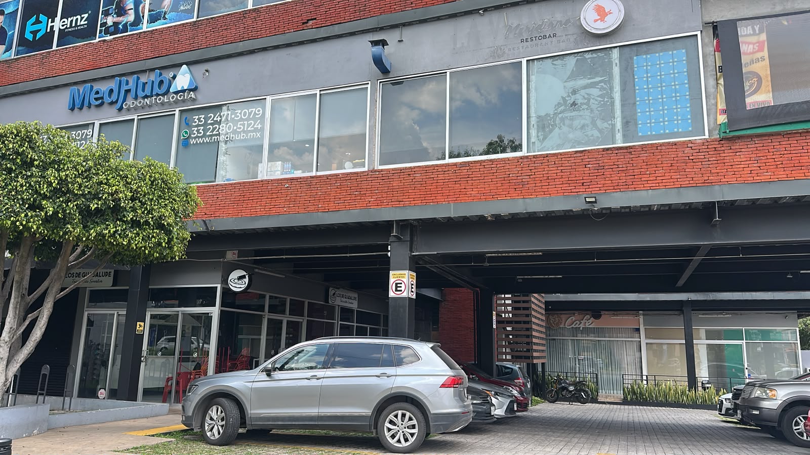 Fachada de la plaza sobre Avenida Guadalupe donde se encuentra el consultorio de Edith Amador